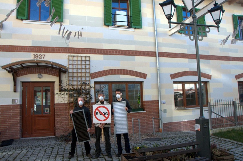 Działacze Dolnośląskiego Alarmu Smogowego przed budynkiem...