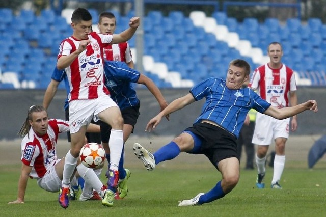 W derbach Rzeszowa jak w tabeli. Resovia na górze, Stal na dole. Nz. w akcji Michał Ogrodnik, którym teraz interesuje się Cracovia. 