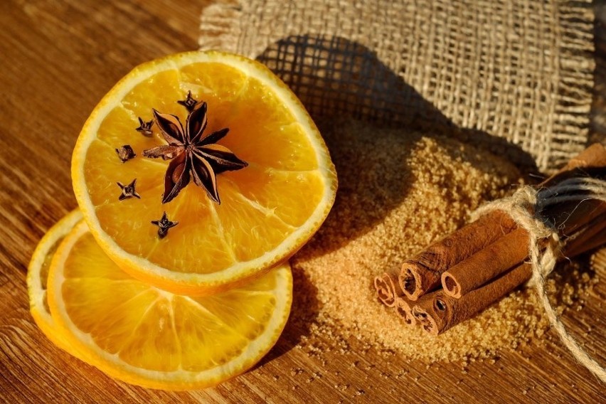 Cynamon, goździki i pomarańcze dają piękny zapach.