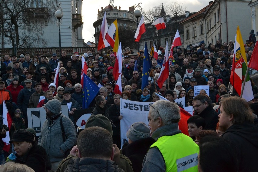 Manifestacja Komitetu Obrony Demokracji w Bielsku-Białej [ZDJĘCIA, WIDEO]