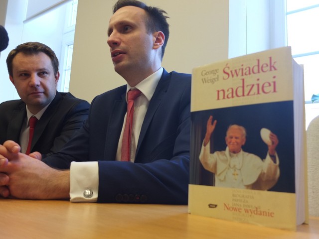 Odchodząc z ratusza, Janusz Kowalski otrzymał od prezydenta nie tylko podziękowania, ale także biografię Jana Pawła II.