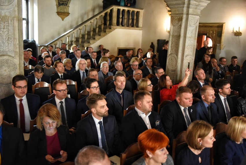 Poznańscy radni nowej kadencji i prezydent Jacek Jaśkowiak...