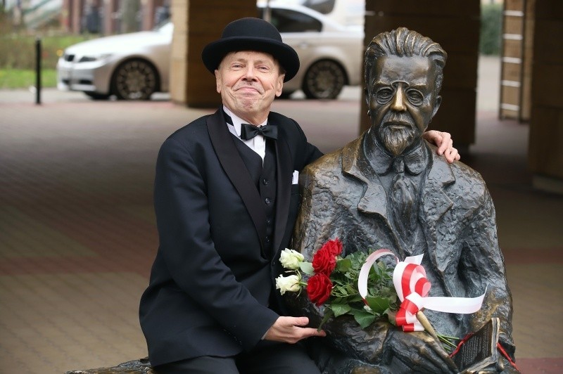 Kwiaty i maseczka dla Władysława Reymonta. Marcel Szytenchelm pamiętał o 95-tej rocznicy śmierci pisarza
