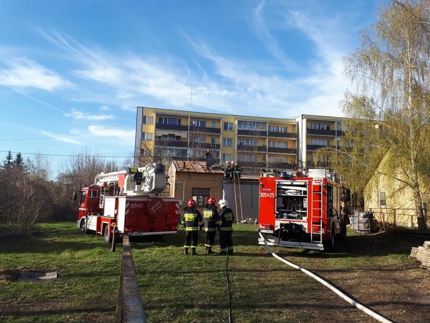 Pożar opuszczonego domu na ulicy Piaskowej w Łapach