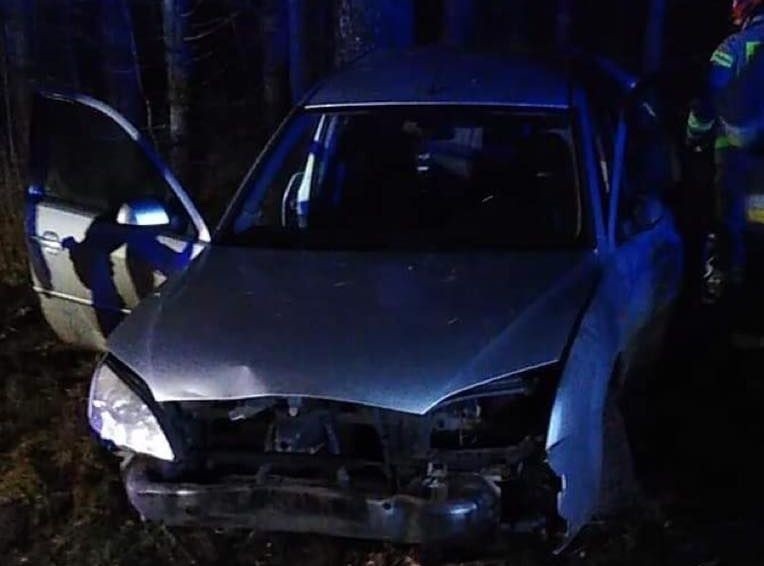 Rybniki. Groźny wypadek na DK 8. Auto w rowie, dwie osoby ranne [ZDJĘCIA]