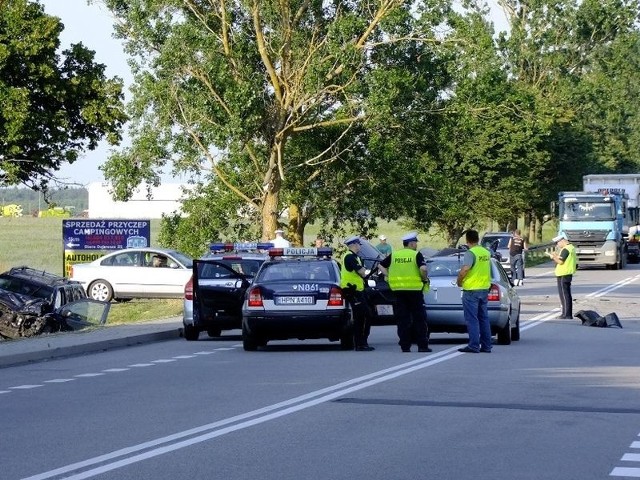 Śmiertelny lipiec na Pomorzu już się zaczął. W środę, 3 lipca, około godz. 18 do śmiertelnego wypadku doszło na drodze krajowej nr 6, między Słupskiem a Lęborkiem. Jedna osoba zginęła, trzy są ranne w szpitalu.
