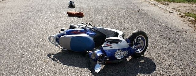 39-letnia motorowerzystka najechała na leżący na jezdni drut