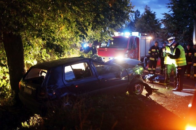 Mężczyźni rozbili się golfem na drzewie na trasie Żychce - Kiełpin