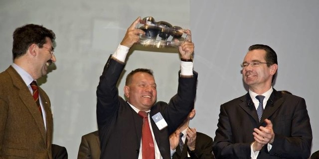 Na zdjęciu (od lewej): prezes Peugeot Polska Stefano Casadio, prezes Rity Motors Rafał Jaskulski oraz dyrektor generalny Automobiles Peugeot Jean Marc Gales w czasie wręczania ubiegłorocznego trofeum