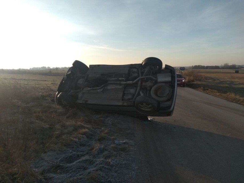 BMW wypadło z drogi w Sukowie. Dwie osoby w szpitalu