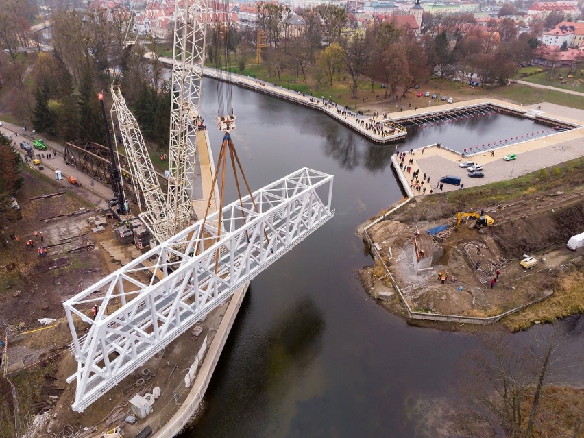 Montaż nowego mostu kolejowego w Piszu