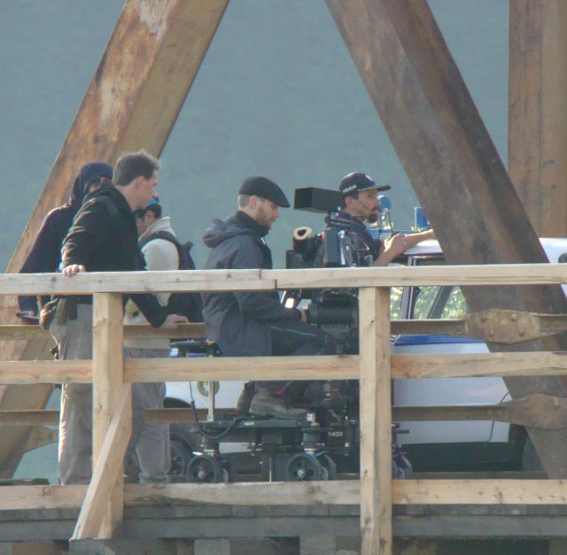 Na moście  kręcona jest scena z fiatem 125 p, udającym radiowóz. Kaskader (na zdj. jako policjant) Maciej Nenko jest szoferem