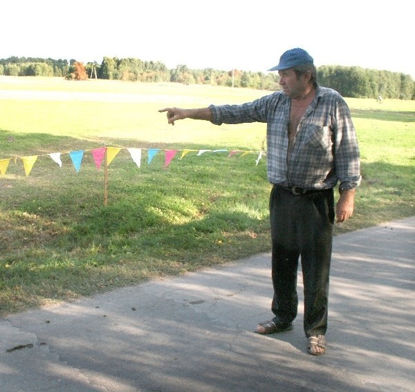 Witold Pająk pokazuje miejsce gdzie stanie pomnik ku czci pilotów białoruskich. Mieszkaniec Małęczyna zgodził się przekazać pod obelisk 1 ar ziemi.