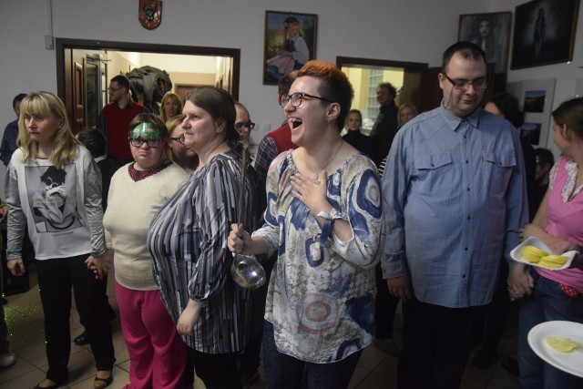 Tańce, wróżby, konkursy – takie atrakcje czekały na podopiecznych lokalnych ośrodków terapeutycznych podczas zabawy andrzejkowej w Środowiskowym Domu Samopomocy w Aleksandrowie Kujawskim