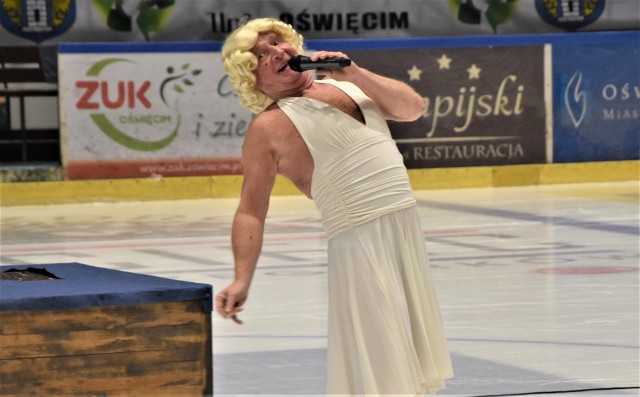Zdzisław Kozaczek już od 26 lat bawi kibiców hokejowych w Oświęcimiu w przerwach meczów miejscowej Unii. W derbach Małopolski przeciwko Comarch Cracovii (6:1 dla Unii - przyp. red) wcielił się w Marilyn Monroe.