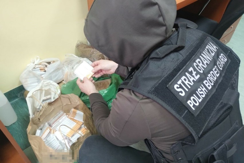Mieszkaniec powiatu radomskiego przewoził nielegalne papierosy i tytoń. Został zatrzymany przez straż graniczną
