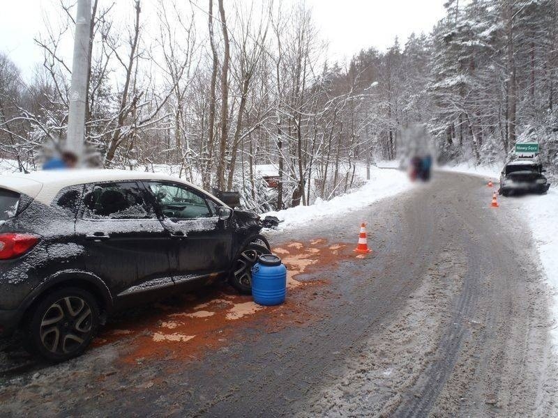 Łazy Biegonickie. Czołowe zderzenie aut. Ofiara wypadku w szpitalu [ZDJĘCIA]