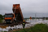 Powódź w Kędzierzynie-Koźlu. Trwa zabezpieczanie wału przy Głubczyckiej. Woda zalewa Koźle