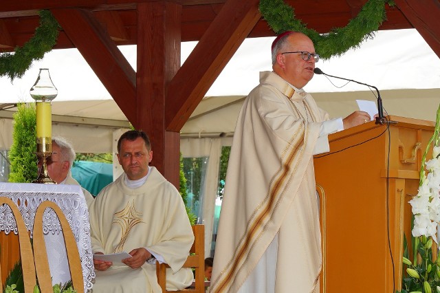 Ks. bp Andrzej Czaja podczas uroczystości jubileuszowych w oleskim kościele św. Anny.