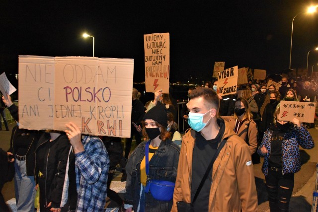 Strajk Kobiet w Opolu w środę 28.10.2020. Tak licznego protestu w mieście dawno nie było. Na ulicach kobietom towarzyszyli mężczyźni.