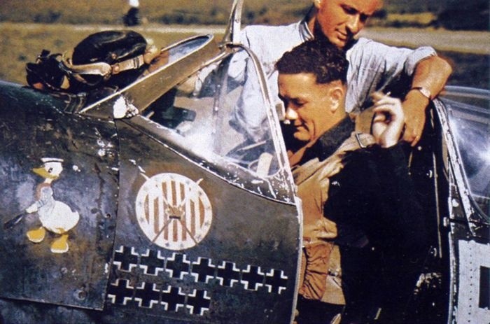 Jan Zumbach jako pilot Dywizjonu 303. Na swoim samolocie...