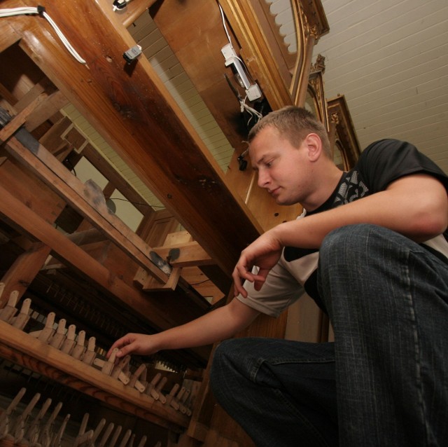 Łukasz Marziński, konserwator podczas pracy konserwatorskich przy organach w kościele w Duninowie.