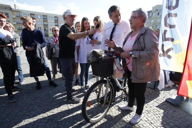 Dzisiaj (czwartek, 22.09) przez całą dobę można jeździć słupskimi autobusami miejskimi za darmo. Tak zdecydował prezydent Słupska Robert Biedroń. Z tej okazji na Starym Rynku odbył się happening „Człowiek kroczący” z udziałem uczniów i mieszkańcówSłupska. Organizatorzy zapraszali mieszkańców, by przynieśli swoje bawełniane koszulki, piżamy czy inne części garderoby. Mogli na nich własnoręcznie odbić symbole zaprojektowane przez uczniów. Happening zakończył się wspólnym przemarszem z „Człowiekiemkroczącym”.Dzisiaj pojedziesz za darmo autobusemZobacz wideo: W Słupsku świętowali "Dzień bez samochodu"