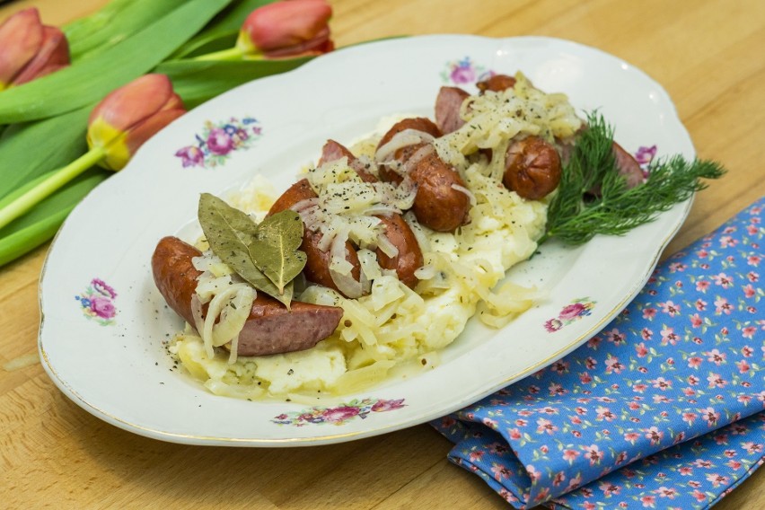 Kiełbasa śląska z Twojego Marketu w winnym sosie cebulowym, podana na puree ziemniaczano-chrzanowym