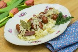 Kiełbasa śląska z Twojego Marketu w winnym sosie cebulowym, podana na puree ziemniaczano-chrzanowym