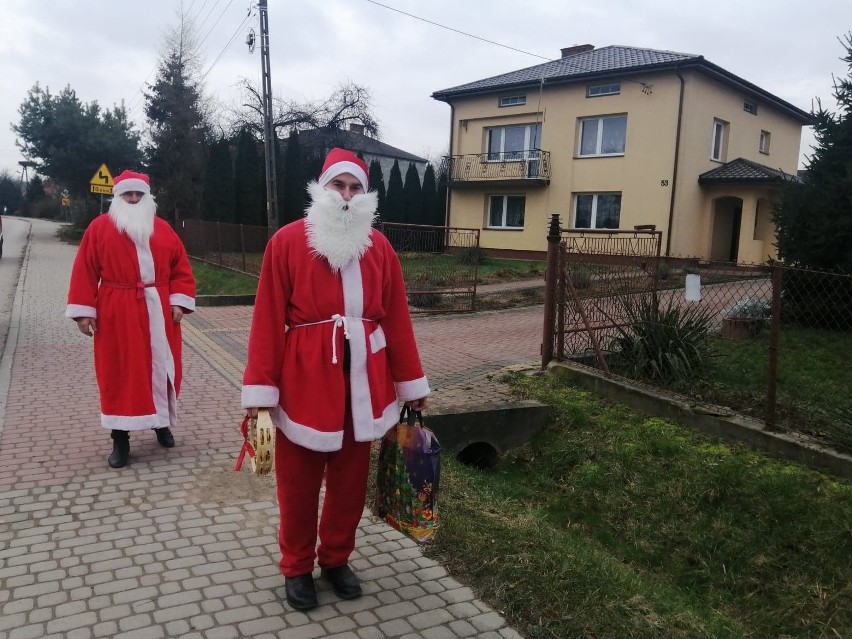 Święte Mikołaje odwiedziły dzieci z gminy Wilczyce. Oczekiwani goście przyjechali z paczkami wozem strażackim na sygnale. Co dali? [ZDJĘCIA]
