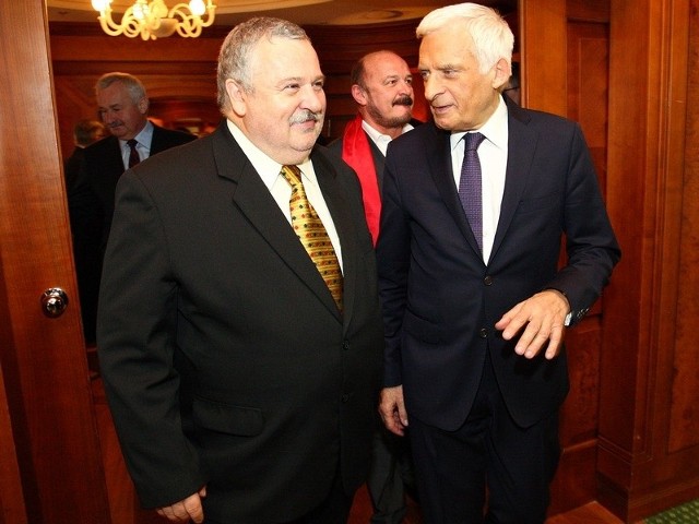 Artur Balazs (z lewej) na zdjęciu z Jerzym Buzkiem.