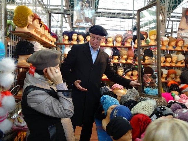 Jacek Jaśkowiak w kampanii sprzedawał czapki na Bema. Deklaruje, że wykorzysta każdą okazję do rozmów z mieszkańcami