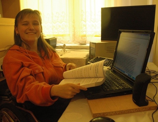 - Udało mi się zaliczyć pierwszy semestr anglistyki! - cieszy się chora na porażenie mózgowe Agnieszka Wieczorek z Praszki.