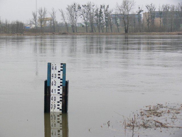 W poniedziałek 1 marca stan wody na Wiśle w Sandomierzu wynosił 381 centymetrów, przy stanie ostrzegawczym 480 centymetrów i stanie alarmowym 610 cm.