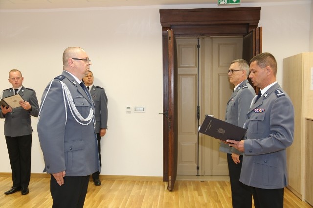 Podkom. Sebastian Myszkiewicz (z lewej) odebrał rozkaz powierzenia mu obowiązków z rąk Pierwszego Zastępcy Komendanta Wojewódzkiego Policji w Bydgoszczy insp. Mirosława Elszkowskiego (z prawej)