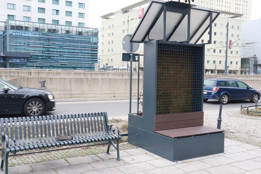 Zielona ławka do oczyszczania powietrza, która stanęła w Łodzi, to pierwsza taka konstrukcja w Polsce