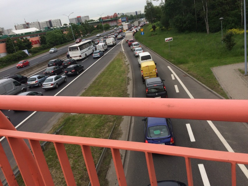 Korki w Katowicach: W tunelu w stronę Sosnowca doszło do stłuczki. Zator zaczyna się już na DTŚ w Chorzowie ZDJECIA