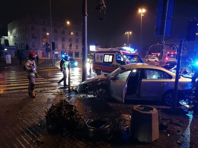Białystok. Wypadek w centrum miasta. Po uderzeniu silnik wypadł z auta