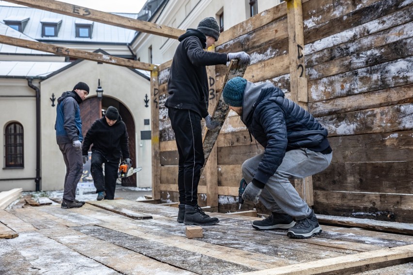 Kraków. Budują już żywą szopkę. Tradycja wraca do miasta [ZDJĘCIA]