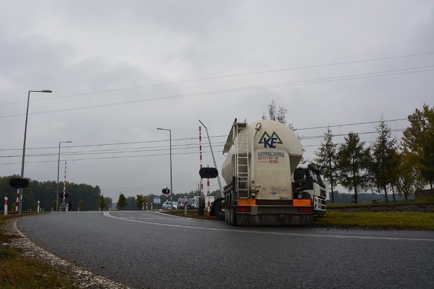 Wjechał w latarnię przed przejazdem kolejowym [zdjęcia]