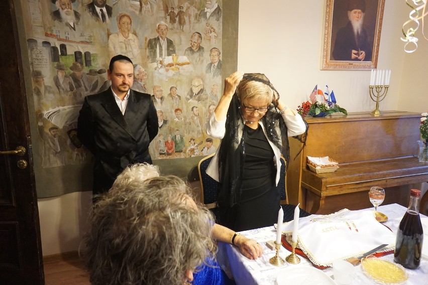 Przewodniczaca Gminy w Poznaniu Alicja Kobus zapaliła świece
