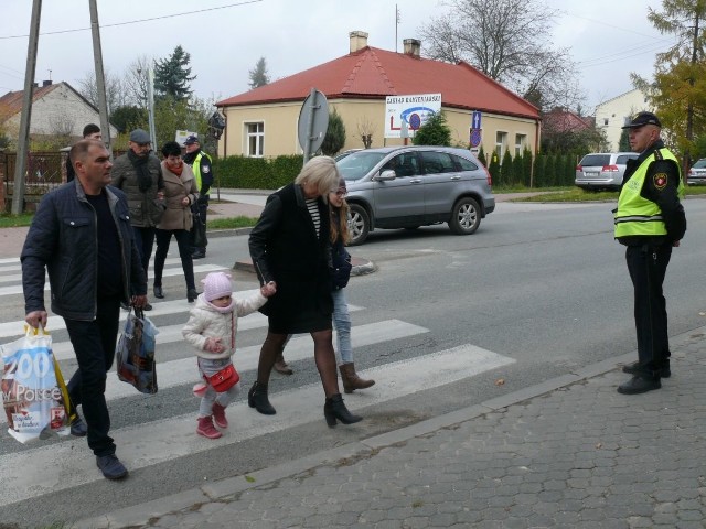 Policjanci i Strażnicy Miejscy dbali o bezpieczeństwo pieszych przy jędrzejowskich  cmentarzach.