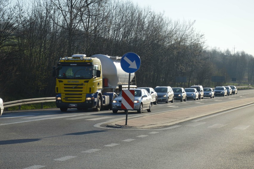 Dostawczy bus i osobowe audi kompletnie skasowane po zderzeniu na drodze krajowej w Siedlcu/Targowisku