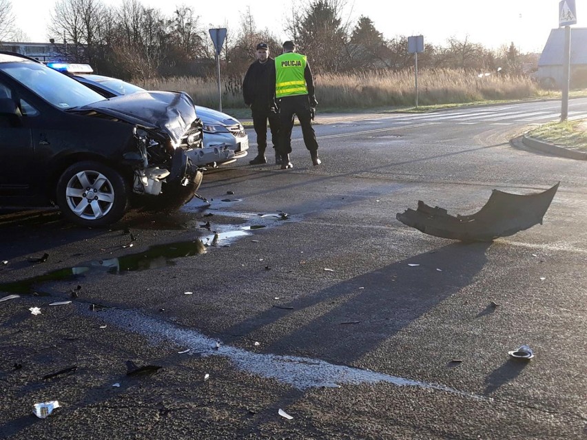 Wypadek w Stargardzie. Auta zderzyły się na skrzyżowaniu [ZDJĘCIA, WIDEO]