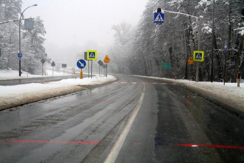Tarnobrzeg. Opady śniegu nie ustają. Jaka sytuacja na drogach w mieście? Sprawdziliśmy (ZDJĘCIA)