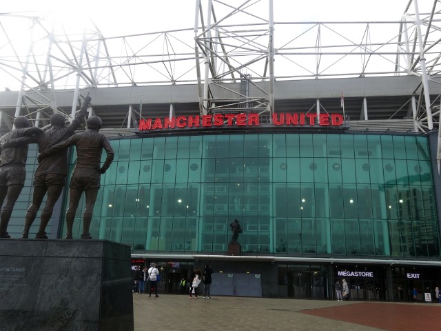 Korzystając z przerwy w rozgrywkach wybraliśmy się do Manchesteru. Odwiedziliśmy dwa piłkarskie obiekty - Old Trafford i Etihad Stadium oraz klubowe muzea. Na pierwszy ogień zapraszamy na wycieczkę po siedzibie Czerwonych Diabłów!