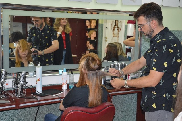 W pracowni fryzjerskiej Carlos uczesał kilka uczennic, ku ich wielkiej radości