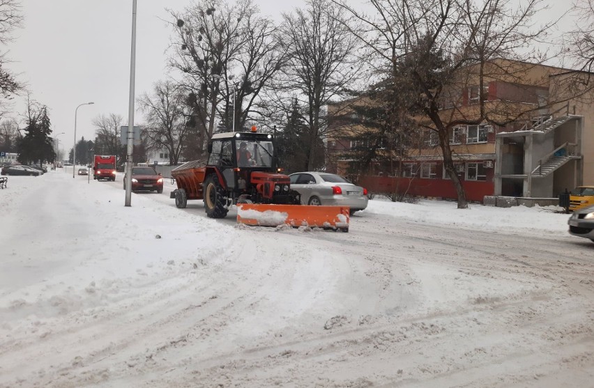 Tarnobrzeg. Trudna sytuacja drogowa w całym mieście. Kierowcy: noga z gazu! (ZDJĘCIA, AKTUALIZACJA)