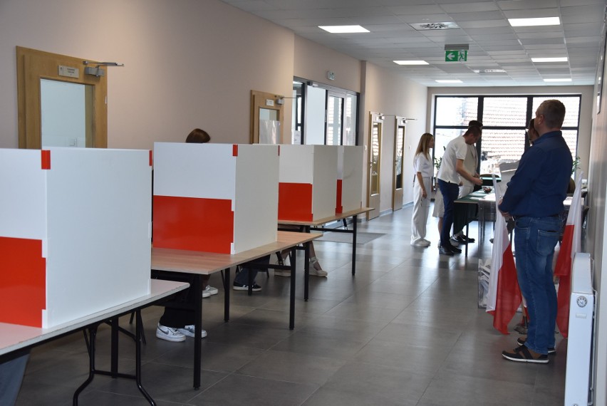 Głosowanie w obwodowej komisji wyborczej w Domu Kultury w...