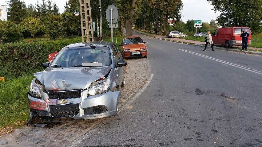 Zderzenie trzech aut na skrzyżowaniu (zdjęcia)